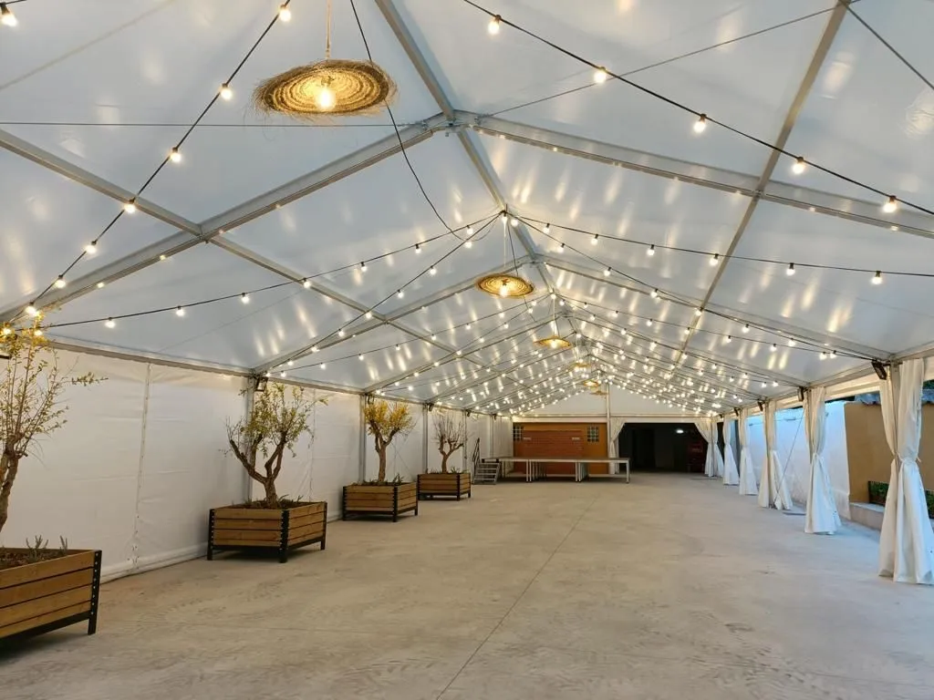 Interior de carpa para eventos profesionales con iluminación elegante