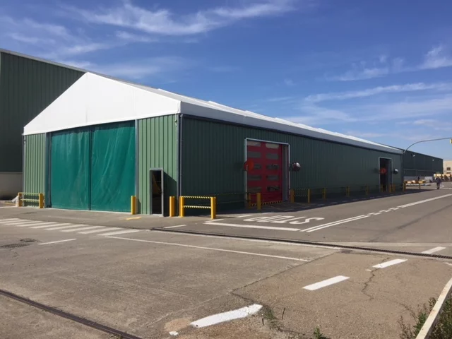Nave industrial desmontable con estructura de aluminio para almacenaje y logística